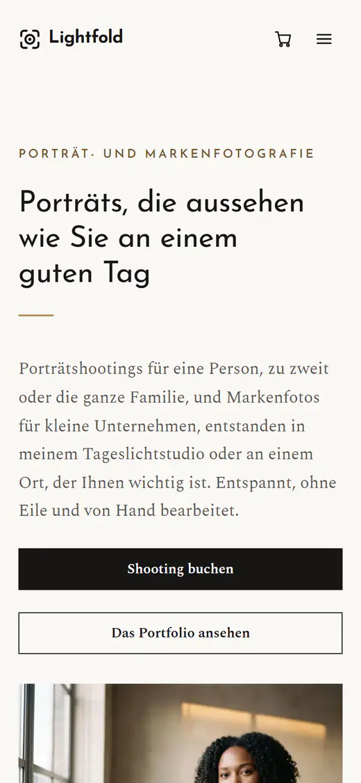 Website-Vorlage für Fotografen auf einem Smartphone