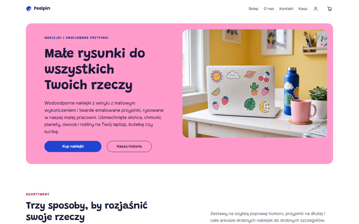 Szablon sklepu z naklejkami i przypinkami na komputerze