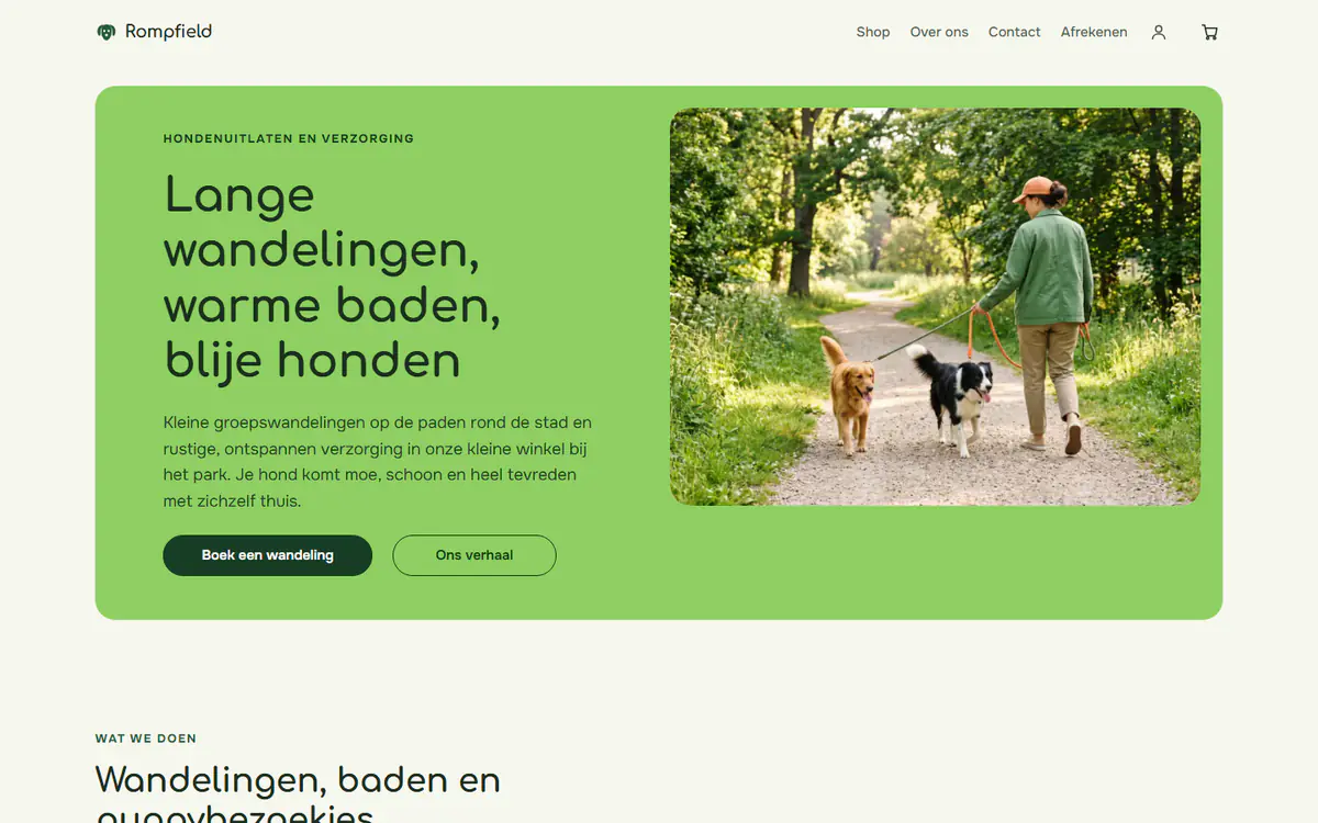 Websitesjabloon voor hondenuitlaten en trimmen, op een computer